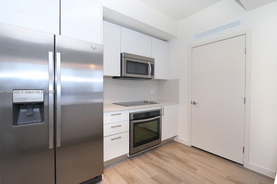 For Sale: $525,000 (1 beds, 1 baths, 828 Square Feet)