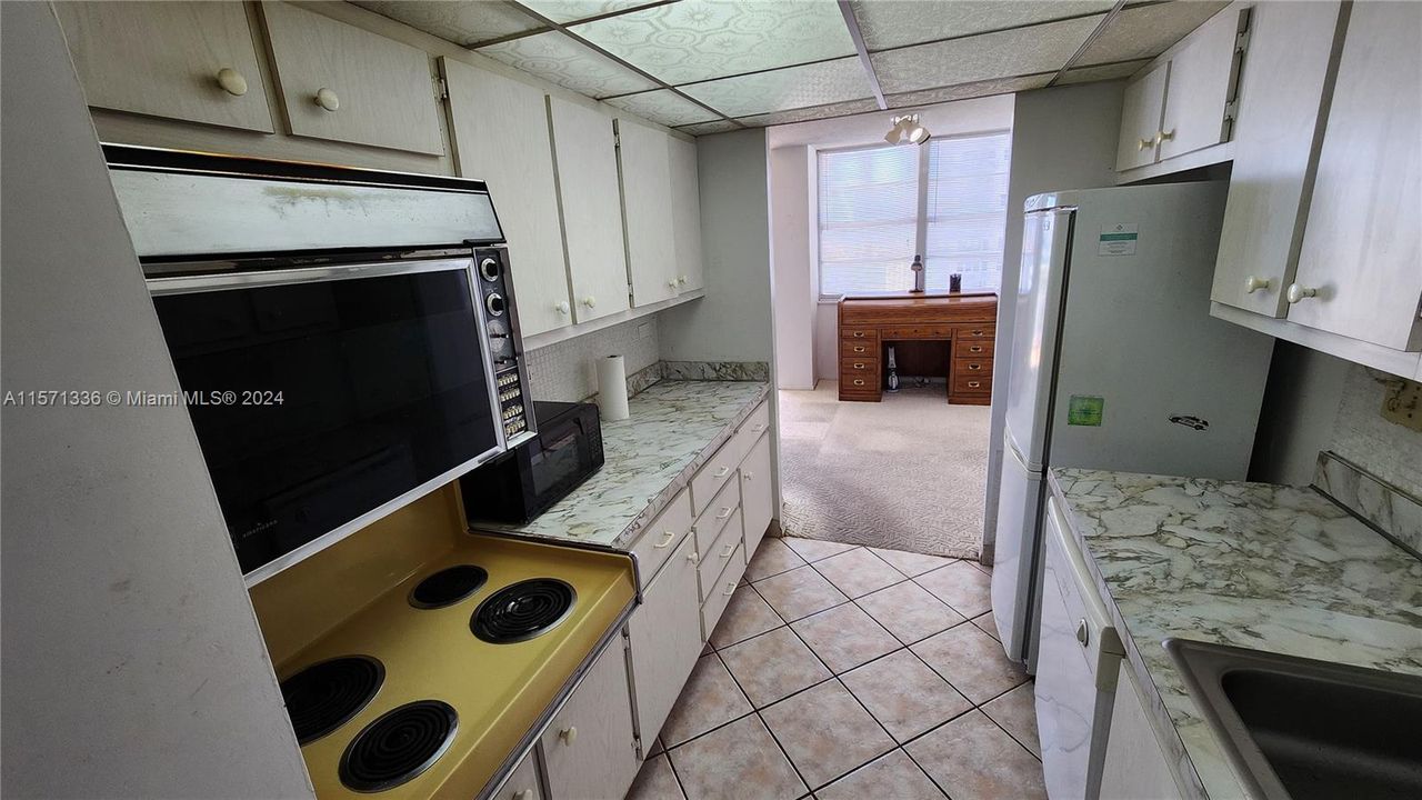 For Sale: $299,000 (1 beds, 1 baths, 943 Square Feet)