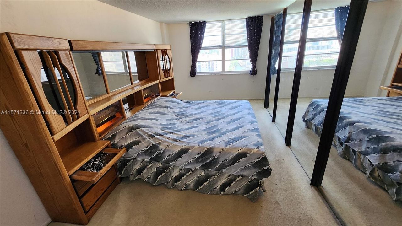 For Sale: $299,000 (1 beds, 1 baths, 943 Square Feet)