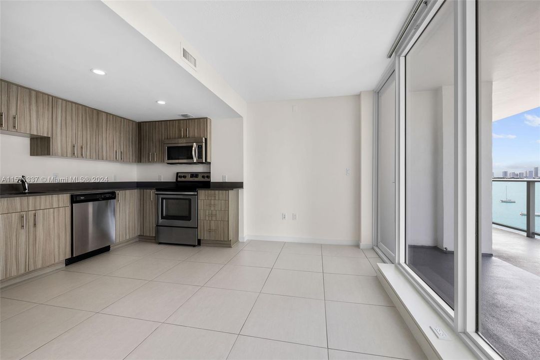 Active With Contract: $3,873 (2 beds, 1 baths, 931 Square Feet)
