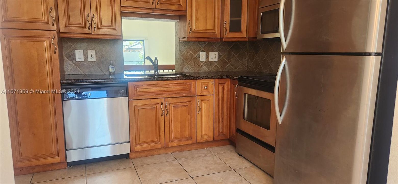 For Sale: $259,900 (2 beds, 2 baths, 950 Square Feet)
