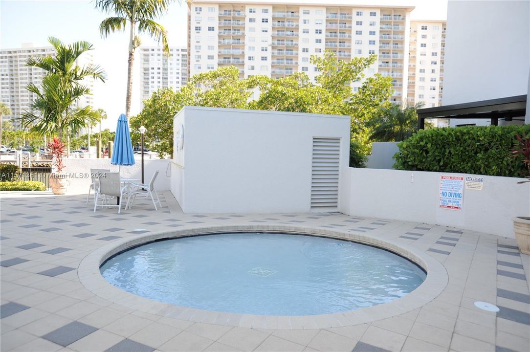 For Sale: $1,300,000 (3 beds, 2 baths, 2500 Square Feet)