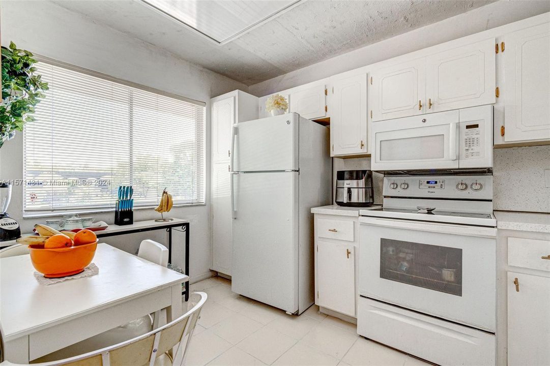 For Sale: $139,000 (2 beds, 2 baths, 1070 Square Feet)