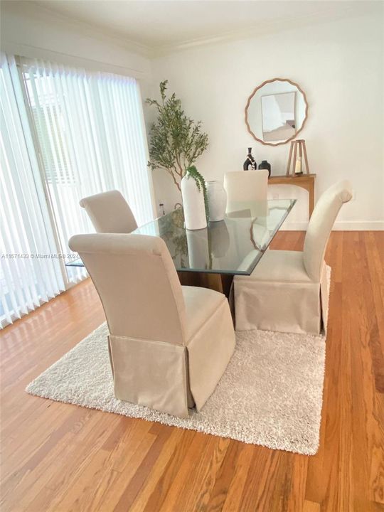 最近售出: $2,650,000 (4 贝兹, 3 浴室, 2793 平方英尺)