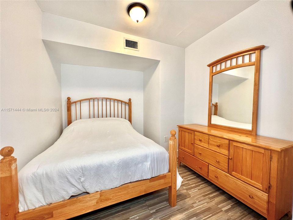 For Rent: $2,400 (2 beds, 1 baths, 777 Square Feet)