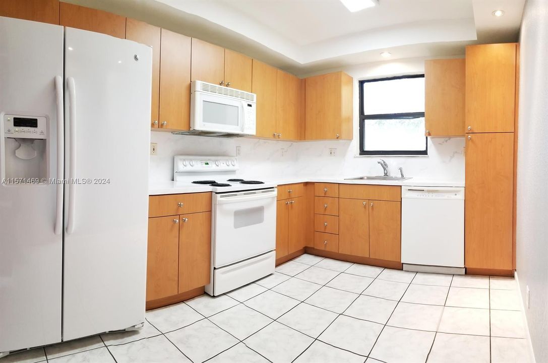 Active With Contract: $3,000 (3 beds, 3 baths, 1600 Square Feet)