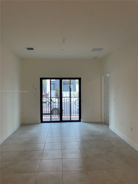 For Rent: $2,799 (1 beds, 1 baths, 738 Square Feet)