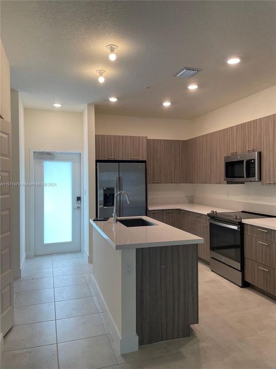 For Rent: $2,799 (1 beds, 1 baths, 738 Square Feet)
