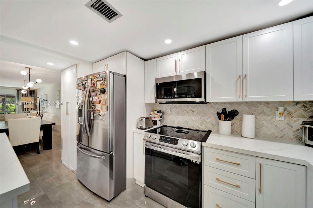 For Sale: $218,000 (2 beds, 2 baths, 1092 Square Feet)