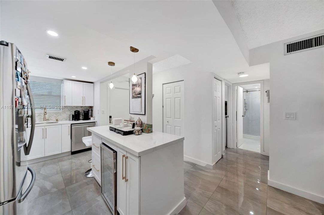 For Sale: $225,000 (2 beds, 2 baths, 1092 Square Feet)