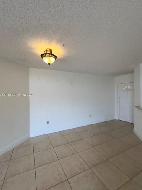 Active With Contract: $289,500 (2 beds, 2 baths, 982 Square Feet)