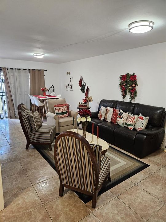 Active With Contract: $2,000 (2 beds, 1 baths, 860 Square Feet)