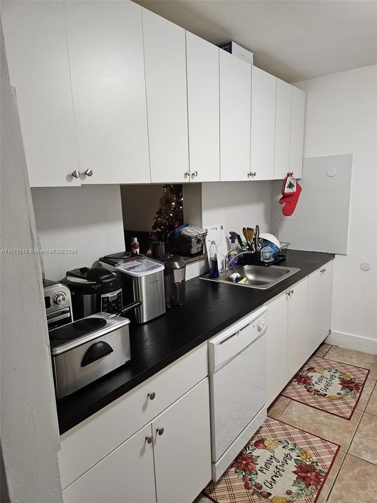Active With Contract: $2,000 (2 beds, 1 baths, 860 Square Feet)