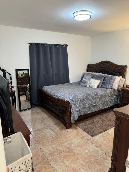 Active With Contract: $2,000 (2 beds, 1 baths, 860 Square Feet)