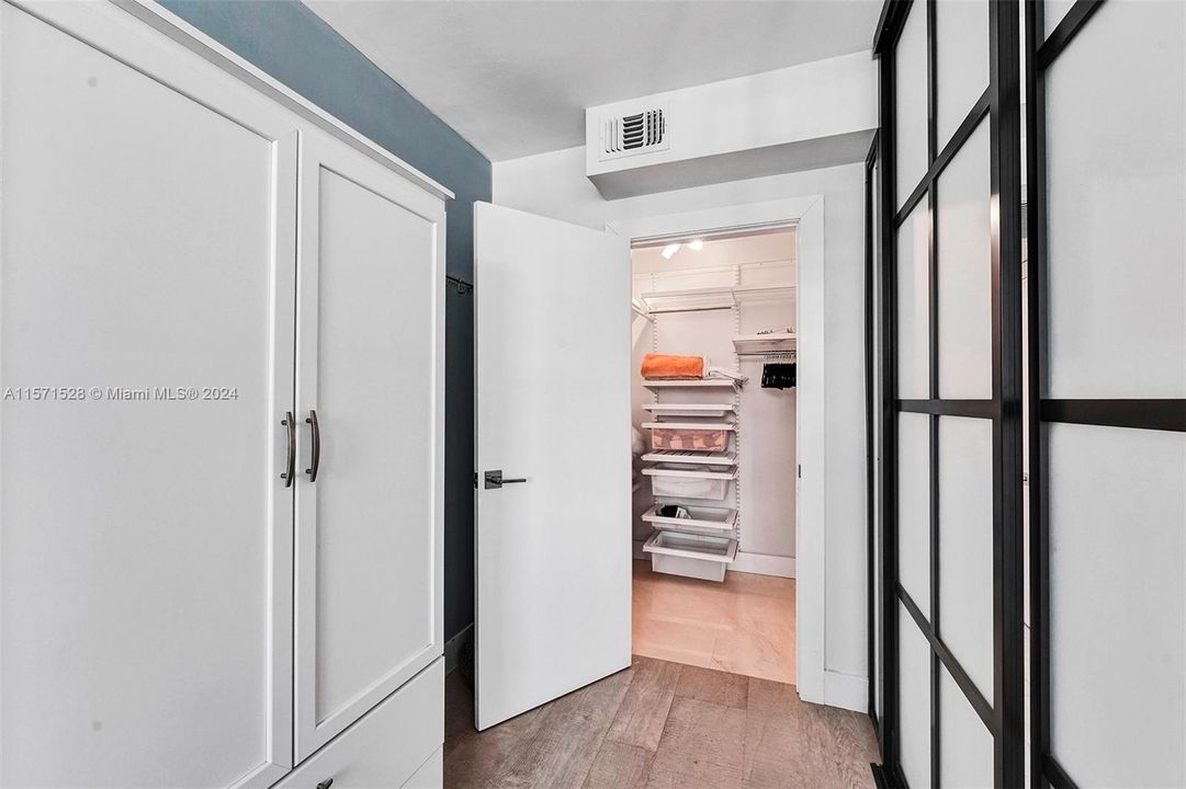 For Sale: $395,000 (1 beds, 1 baths, 565 Square Feet)