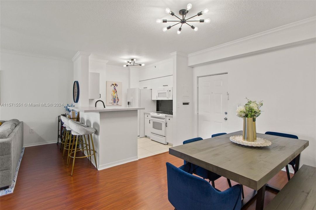 Active With Contract: $2,300 (1 beds, 1 baths, 697 Square Feet)