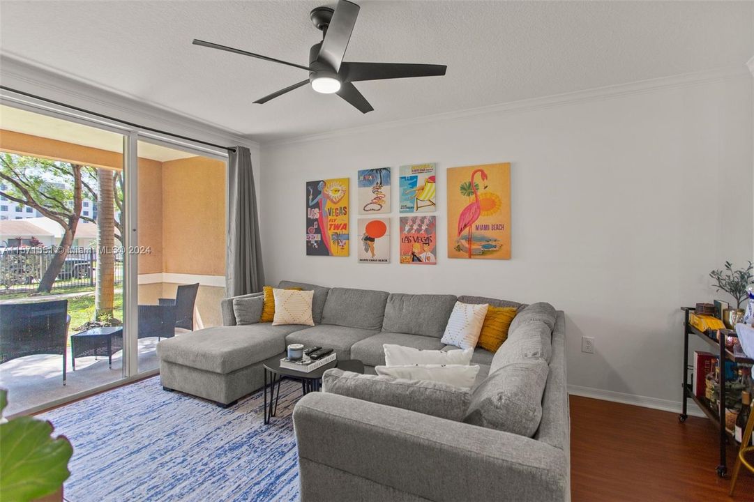 Active With Contract: $2,300 (1 beds, 1 baths, 697 Square Feet)