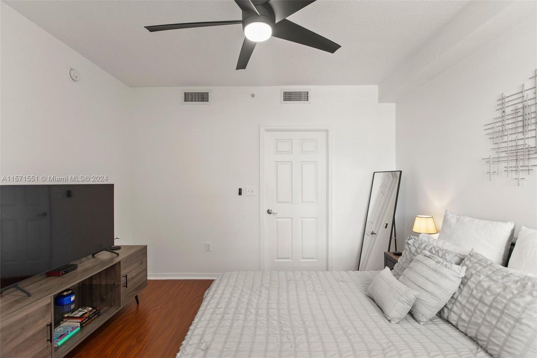 Active With Contract: $2,300 (1 beds, 1 baths, 697 Square Feet)