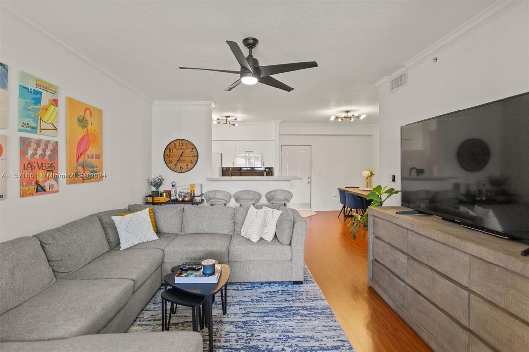 Active With Contract: $2,300 (1 beds, 1 baths, 697 Square Feet)