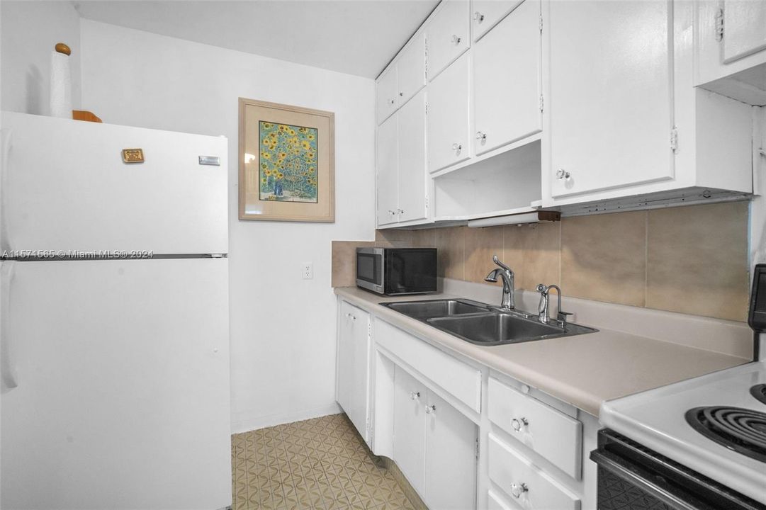 For Sale: $252,000 (2 beds, 1 baths, 650 Square Feet)