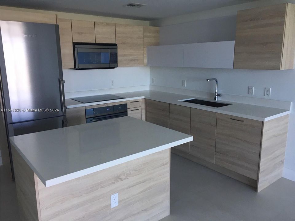 For Rent: $3,350 (1 beds, 2 baths, 937 Square Feet)