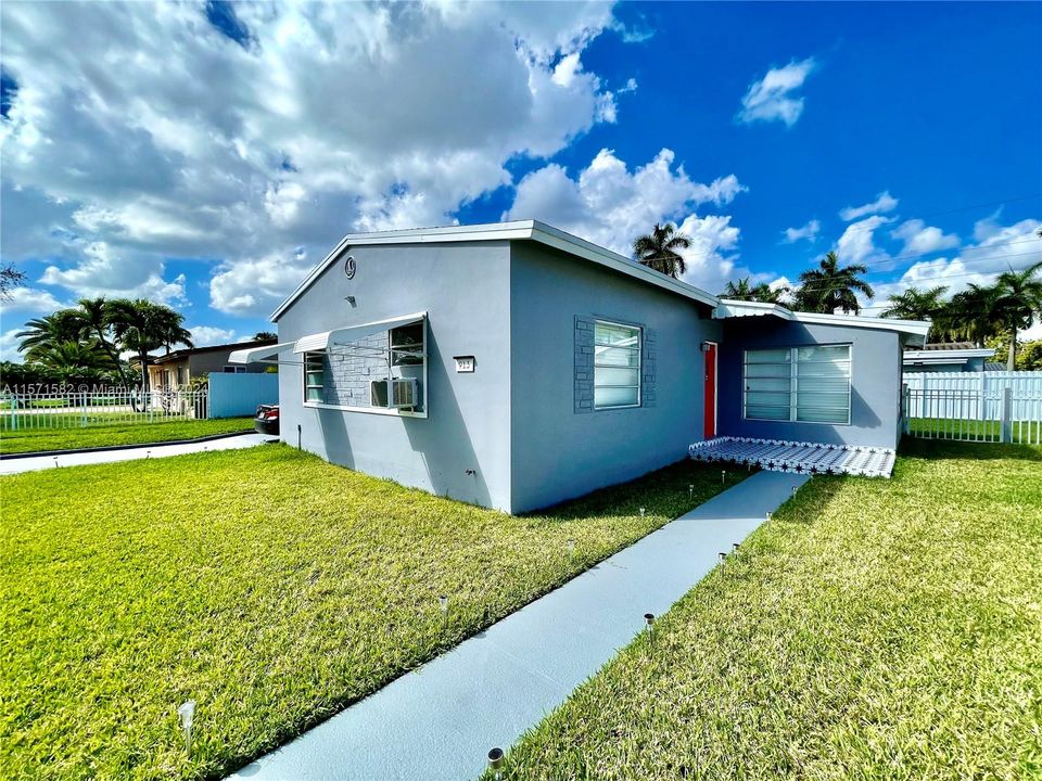 For Sale: $525,000 (3 beds, 1 baths, 990 Square Feet)