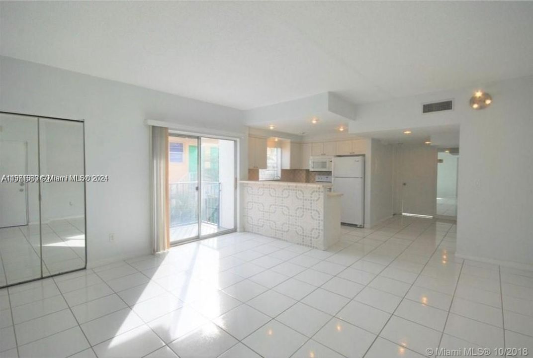 Active With Contract: $2,450 (2 beds, 2 baths, 870 Square Feet)