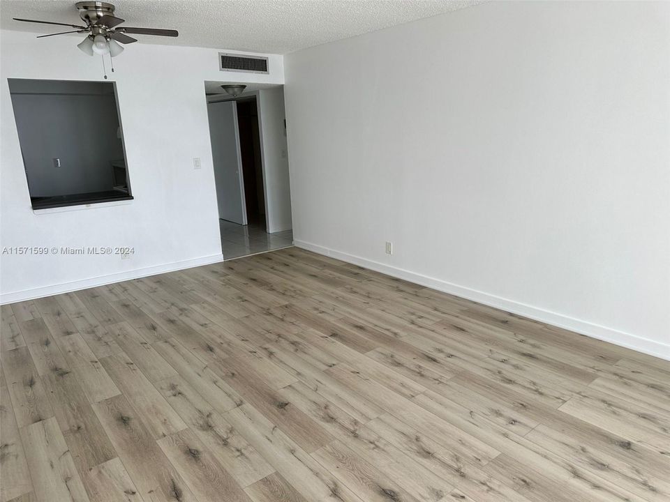 Active With Contract: $1,800 (1 beds, 1 baths, 820 Square Feet)