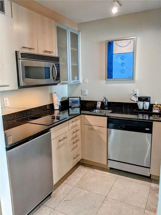 For Sale: $155,000 (1 beds, 1 baths, 617 Square Feet)