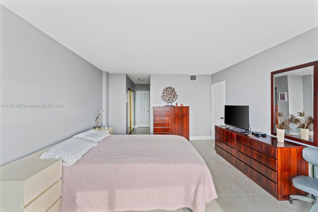 For Sale: $399,000 (1 beds, 1 baths, 900 Square Feet)