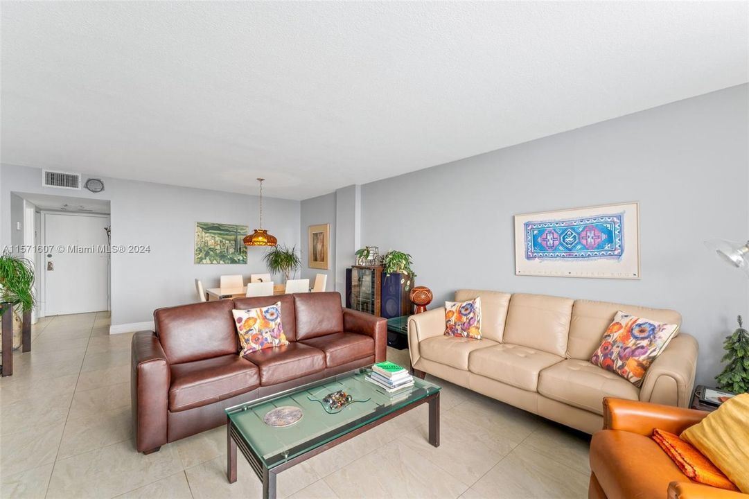 For Sale: $399,000 (1 beds, 1 baths, 900 Square Feet)