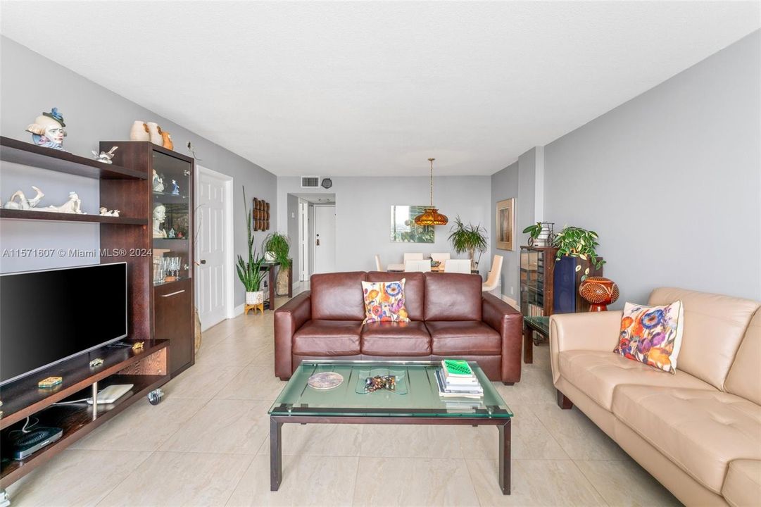 For Sale: $399,000 (1 beds, 1 baths, 900 Square Feet)