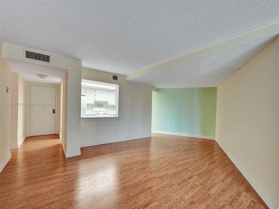For Sale: $292,000 (1 beds, 1 baths, 1018 Square Feet)
