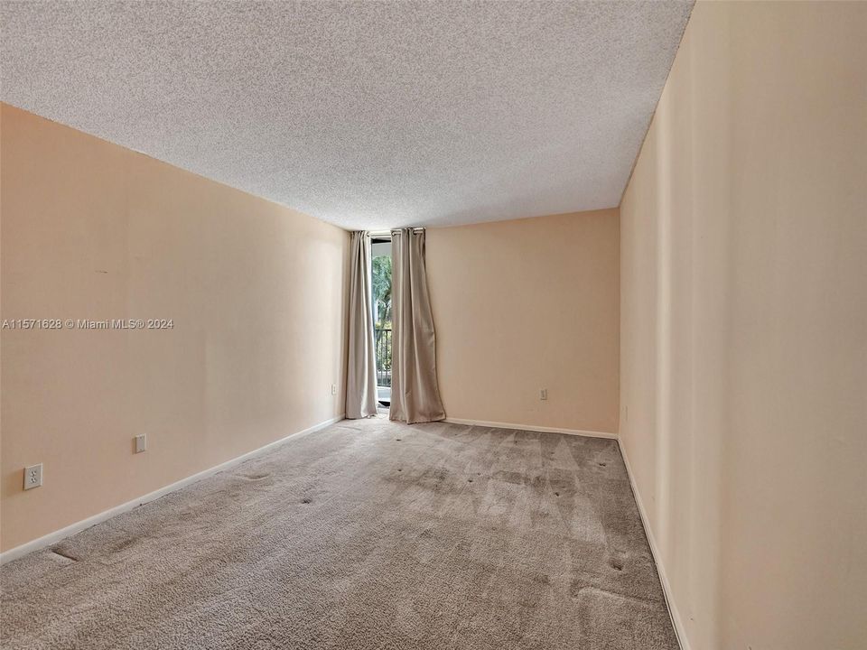 For Sale: $292,000 (1 beds, 1 baths, 1018 Square Feet)