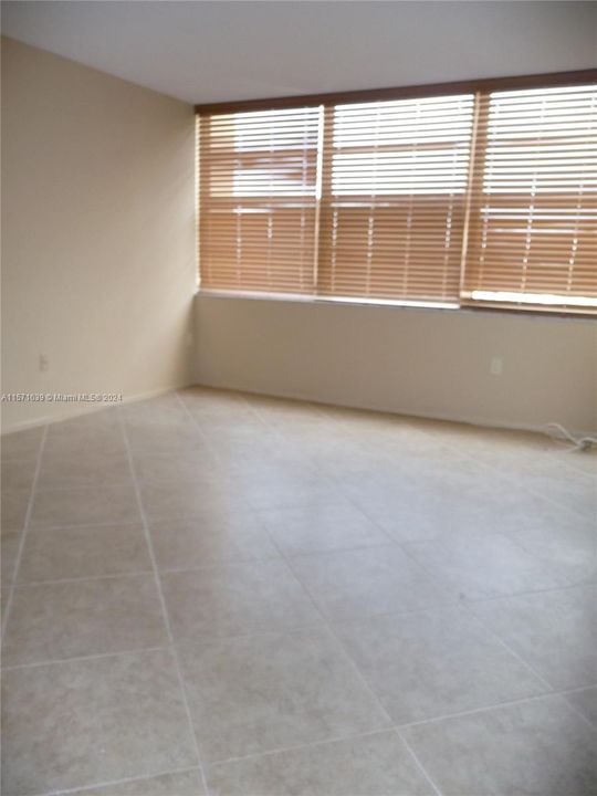 For Rent: $2,150 (1 beds, 1 baths, 1005 Square Feet)