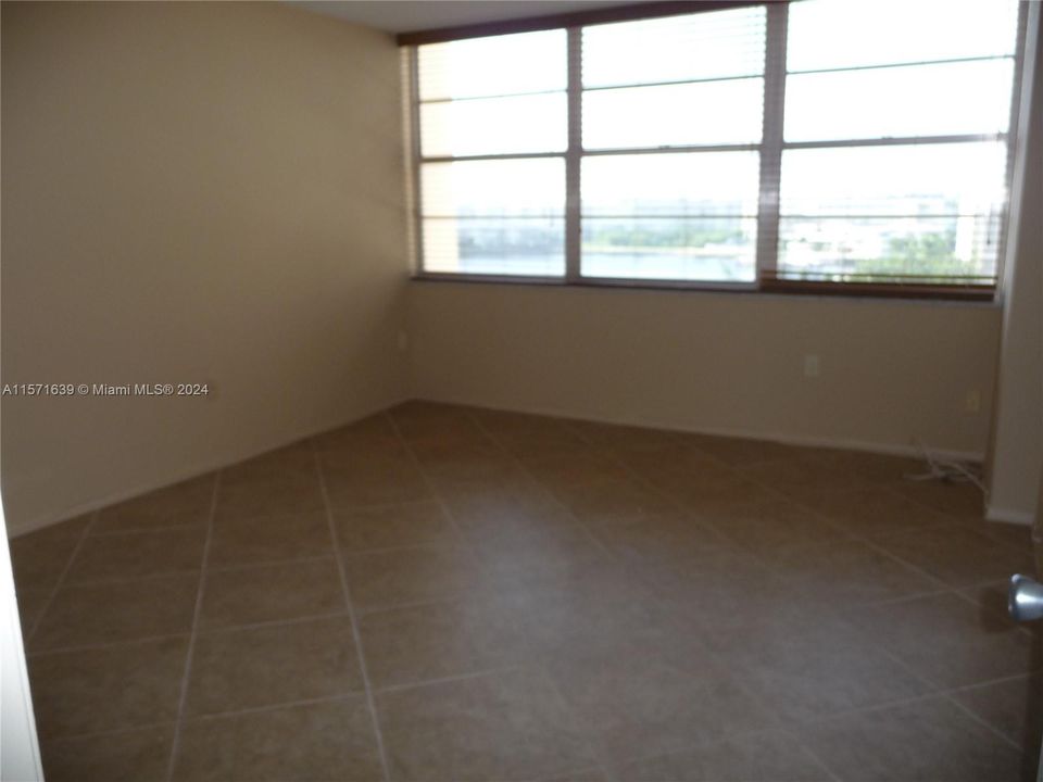 For Rent: $2,150 (1 beds, 1 baths, 1005 Square Feet)