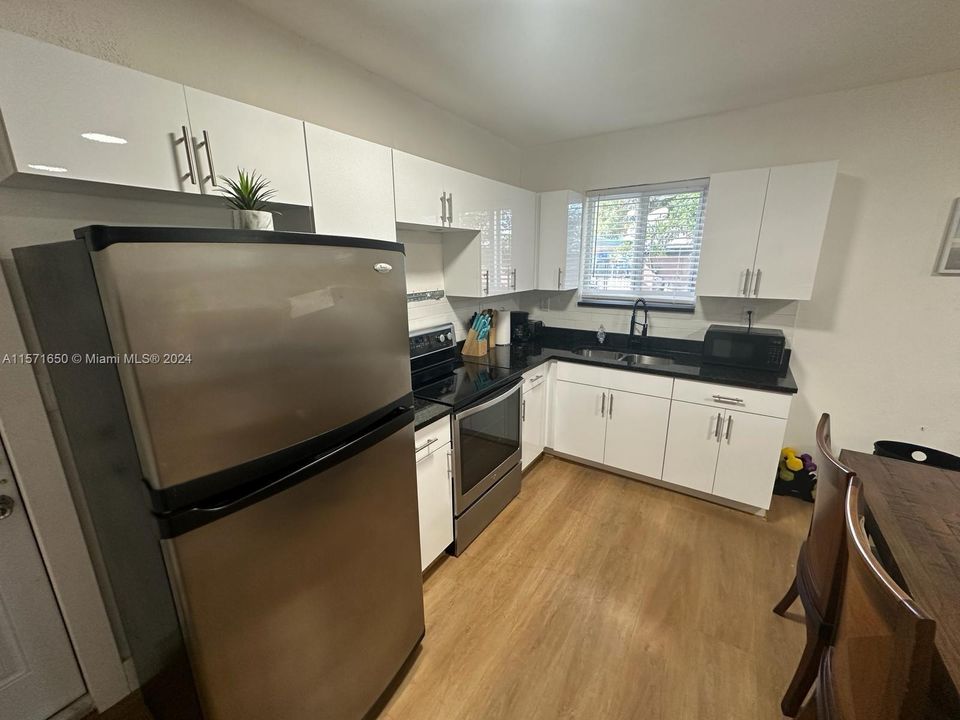 For Sale: $389,000 (2 beds, 1 baths, 756 Square Feet)