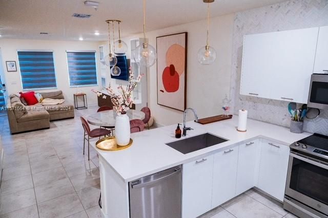 Active With Contract: $579,900 (3 beds, 2 baths, 1315 Square Feet)