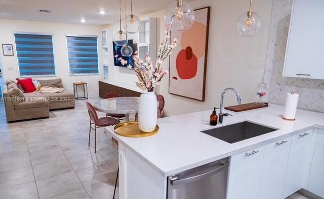 Active With Contract: $579,900 (3 beds, 2 baths, 1315 Square Feet)