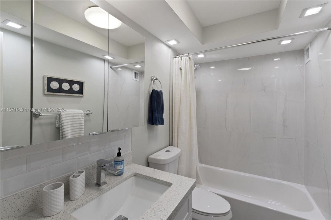 For Sale: $429,900 (1 beds, 1 baths, 942 Square Feet)