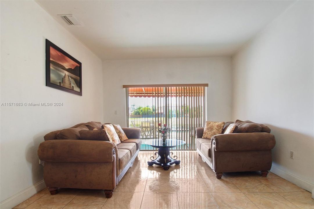 For Sale: $582,500 (3 beds, 2 baths, 1519 Square Feet)