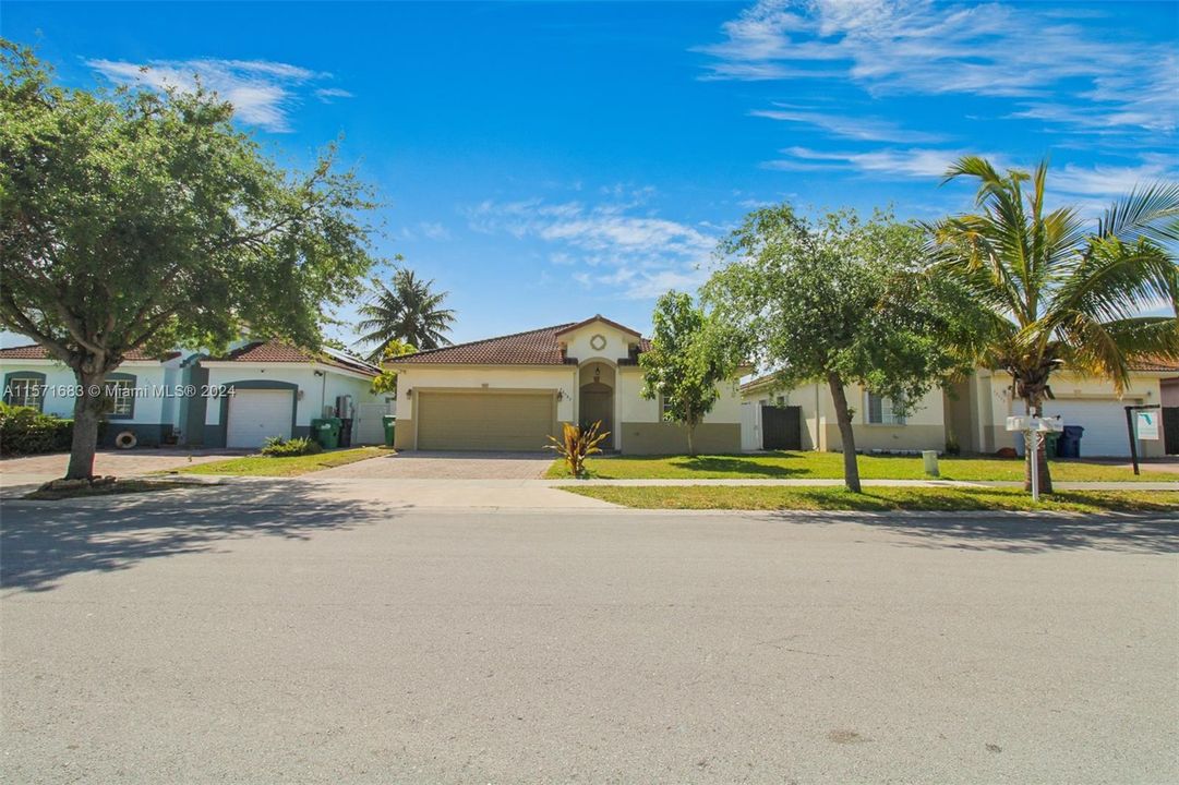 For Sale: $582,500 (3 beds, 2 baths, 1519 Square Feet)