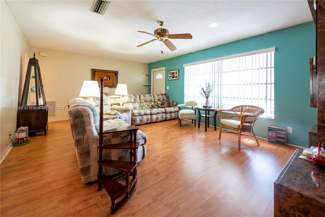 Active With Contract: $349,900 (2 beds, 2 baths, 1587 Square Feet)
