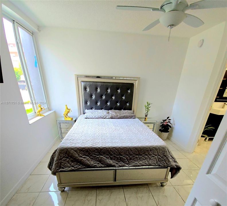 For Sale: $349,000 (2 beds, 2 baths, 875 Square Feet)