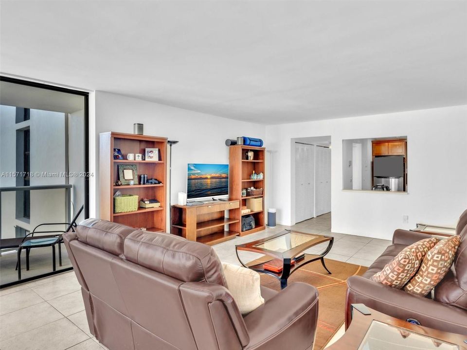 For Sale: $380,000 (2 beds, 2 baths, 1144 Square Feet)