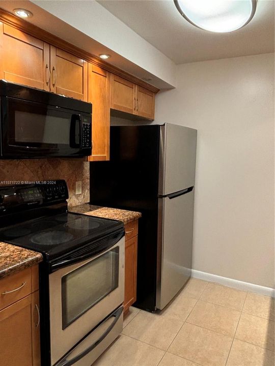Active With Contract: $180,000 (1 beds, 1 baths, 811 Square Feet)