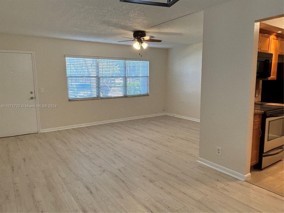 Active With Contract: $180,000 (1 beds, 1 baths, 811 Square Feet)