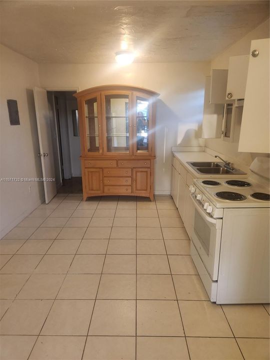 For Rent: $1,700 (1 beds, 1 baths, 2031 Square Feet)