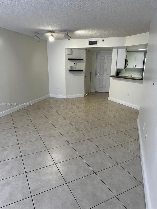 For Rent: $2,300 (1 beds, 1 baths, 750 Square Feet)
