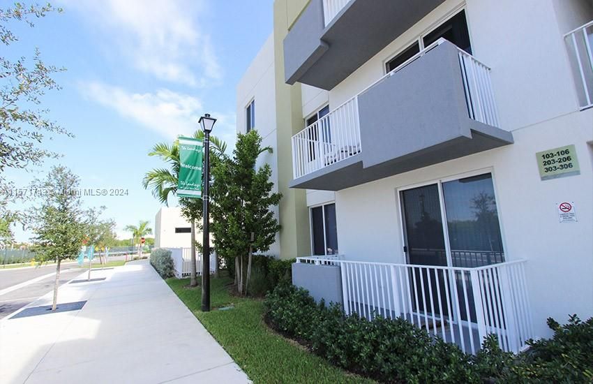 Active With Contract: $2,150 (3 beds, 2 baths, 1028 Square Feet)